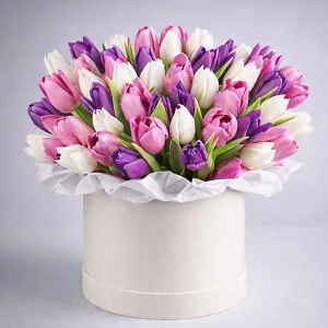  Сердце женщины - шляпная  коробка с разноцветными  тюльпанами